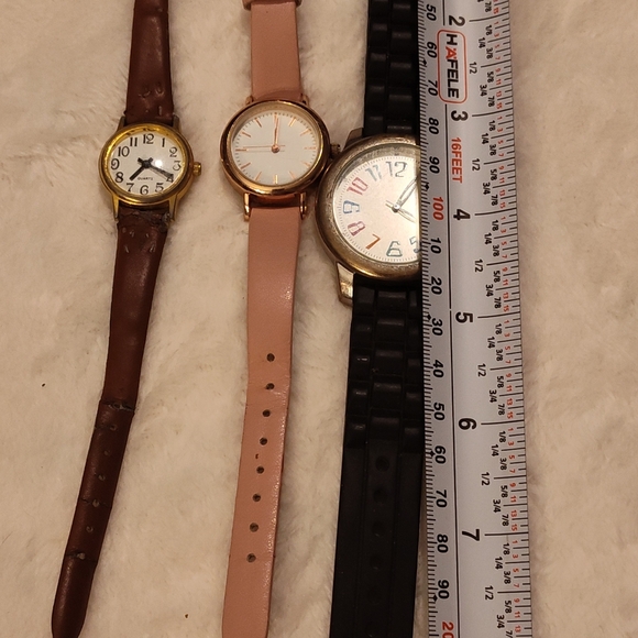 Vintage Bundle Of 4 Watches (1 Is Working, 3 Need Batteries) - Picture 9 of 10